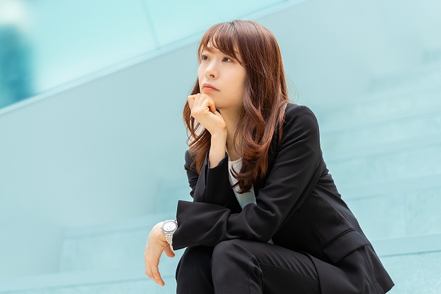悩む女性